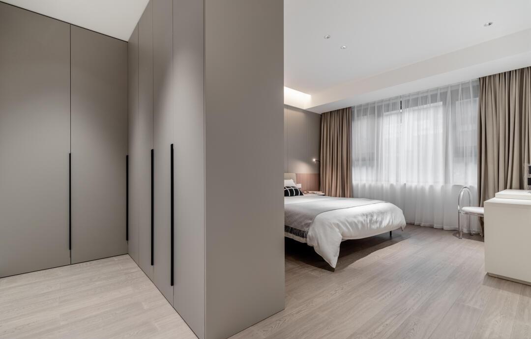 衛(wèi)生間門對(duì)床？巧妙布局來化解！打造舒適衛(wèi)浴空間隔斷方案